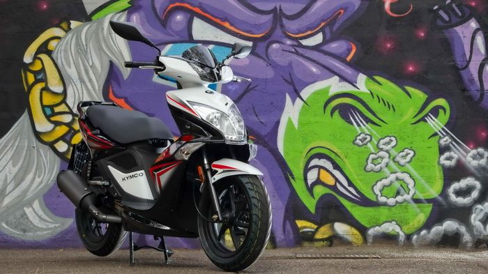 To sport scooter Super-8 στα 125 κυβικά από την Kymco. Ανανεωμένο για το 2014, όμορφο, γρήγορο αλλά και πρακτικό.